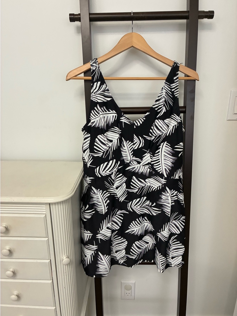 Ocean pacific swimsuit Black & White Tropical Leaf with skirt. XXL. From Mexico